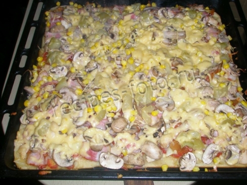 Домашняя пицца с грибами, беконом, кукурузой и солеными огурцами на тонком дрожжевом тесте