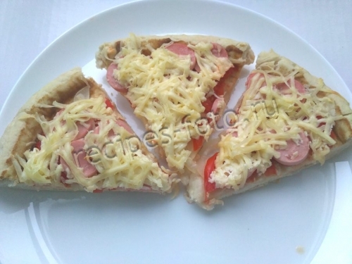 Домашняя пицца с сосисками и сыром