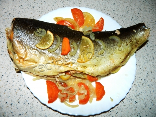 Сочная горбуша в духовке запеченная целиком с морковью, луком и лимоном