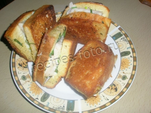 Горячие бутерброды с рыбой и яйцами на сковороде