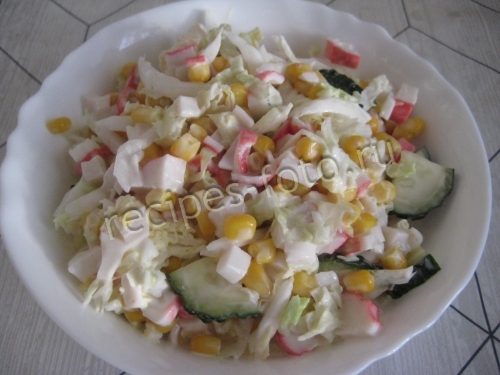 Крабовый салат с пекинской капустой, кукурузой и огурцом