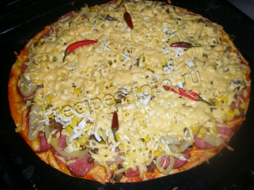 Пицца с баклажанами и колбасой