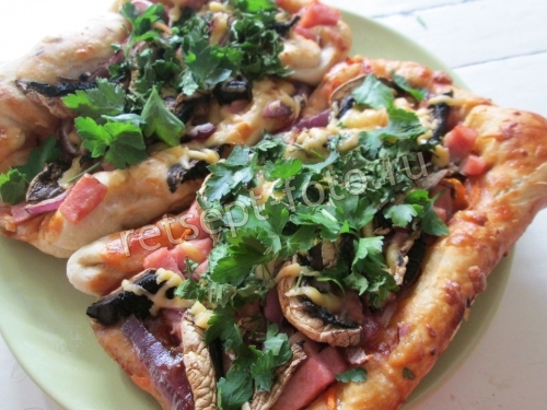 Пицца с колбасой, грибами и морковью