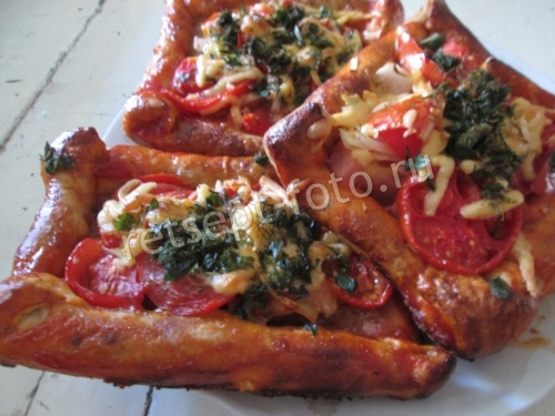 Пицца с колбасой, сыром и помидорами (тесто без дрожжей)