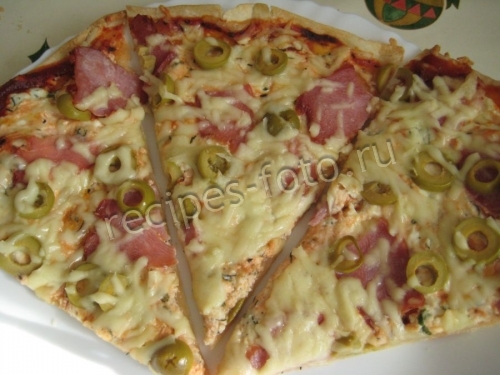Пицца с творогом, колбасой и сыром