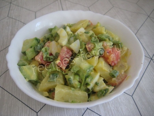 Простой овощной салат с картофелем, листьями салата и яйцами без мяса