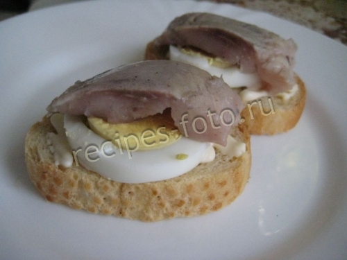Простые бутерброды с селедкой и яйцом на праздничный стол