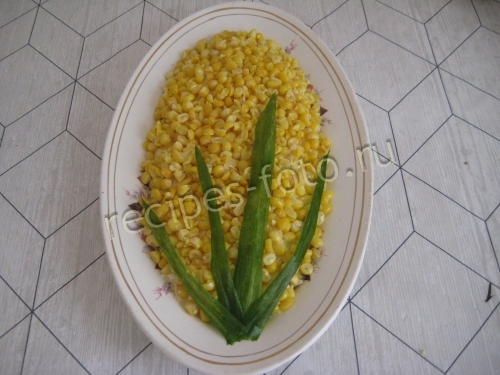 Салат "Кукуруза" с ветчиной и огурцом слоями