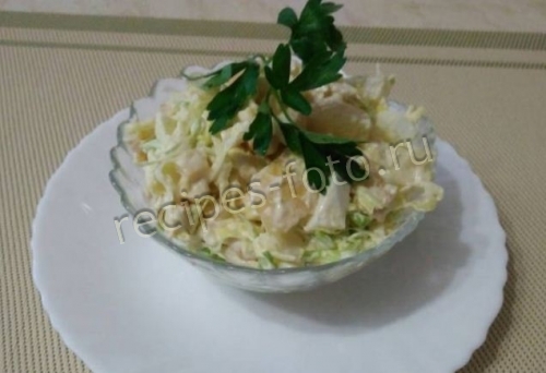 Салат с курицей, ананасами и капустой