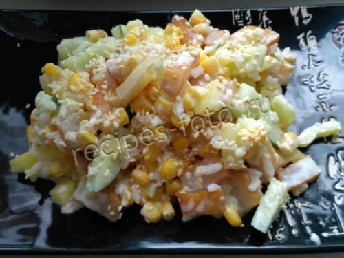 Вкусный салат с копчеными кальмарами, кукурузой и рисом