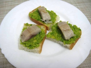 Бутерброды с селедкой и авокадо 