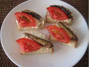 Бутерброды со шпротами, плавленым сыром и помидорами 