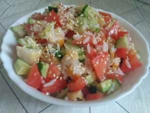 Диетический летний салат с копченым кальмаром и рисом 