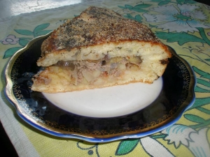 Дрожжевой пирог с мясом и картошкой 