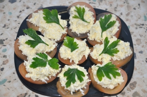 Еврейская закуска на помидорах 
