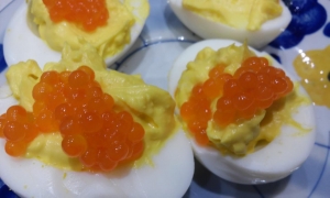Фаршированные яйца с красной икрой 