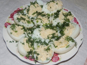 Фаршированные яйца с сыром: рецепт с фото 
