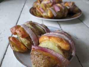 Картошка-гармошка с сыром и луком в духовке 