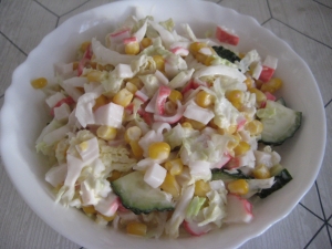 Крабовый салат с пекинской капустой, кукурузой и огурцом 