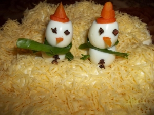 Новогодний салат "Снеговики" с копченой курицей 