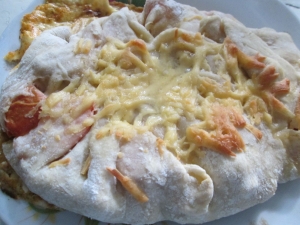 Открытый пирог с помидорами и сыром 