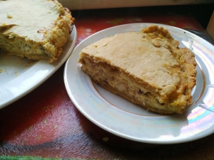 Песочный пирог с плавленым сыром и луком 