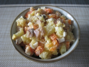 Салат из соленой скумбрии с овощами и яйцом 