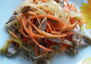 Салат с куриными желудками и морковью по-корейски 