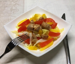 Салат с курицей и овощами без майонеза 
