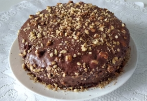 Шоколадный бисквитный торт с заварным кремом и орехами 