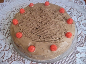 Шоколадный торт с малиной и сливками 
