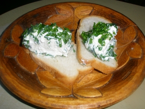 Сыр "Филадельфия" из замороженного кефира с зеленью и чесноком 