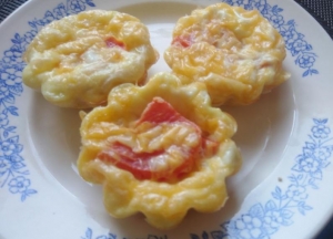 Тарталетки из слоеного теста с сыром и помидорами 