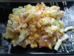Вкусный салат с копчеными кальмарами, кукурузой и рисом 