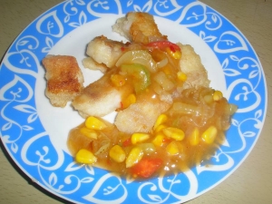 Жареная рыба с овощами и соевым соусом 