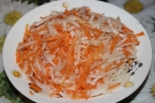 Быстрый и вкусный салат из моркови и черной редьки с маслом 
