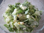 Простой салат с листьями салата, яйцом и огурцом 