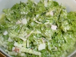 Салат с копченой курицей и листьями салата 