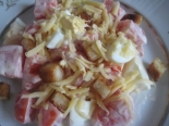Простой салат с помидорами, яйцами и сухариками 