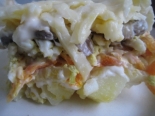 Слоеный салат с жареными грибами, яйцами и сыром 