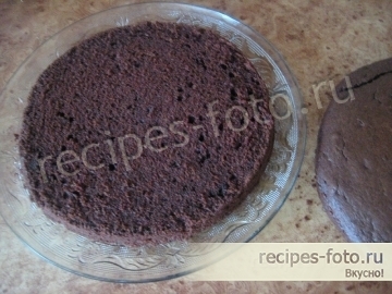 Шоколадный торт с вишней и взбитыми сливками проще простого