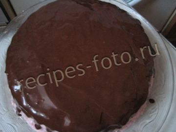 Бисквитный шоколадный торт с клубникой и сливками в домашних условиях
