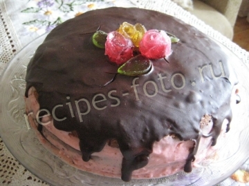 Бисквитный шоколадный торт с клубникой и сливками в домашних условиях