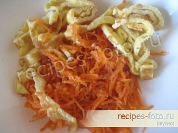 Быстрый салат с морковью по-корейски и омлетом