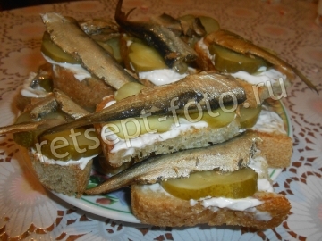 Бутерброды со шпротами и соленым огурцом