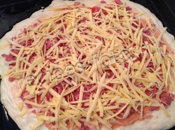 Быстрая пицца на кефире с колбасой и сыром в духовке