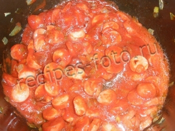 Чечевица с колбасками в томатном соусе