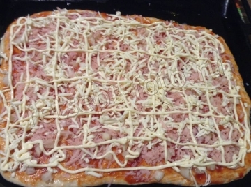 Домашняя дрожжевая пицца с ветчиной