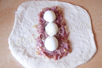 Дрожжевой пирог с мясом и яйцом
