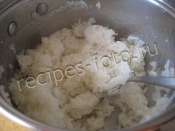 Голубцы с рисом и фаршем в духовке в томатно-сметанном соусе